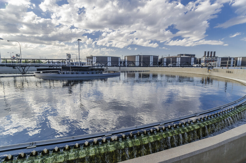 photo of a wastewater clarifier representing Carollo Engineers's work with WRF 5388 PAC for PFAS removal